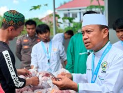 Ustaz Das’ad Latif Bagikan 2500 Paket Daging Kurban, Termasuk Sapi Bantuan Presiden Prabowo di Makassar