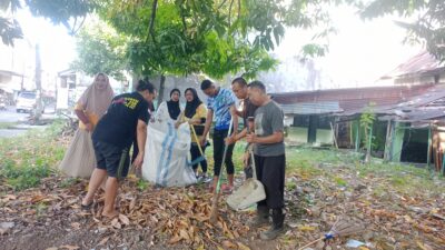 Lurah Mampu Bersama Warga dan RT/RW Gelar Kerja Bakti di Asrama POM Gatot Subroto