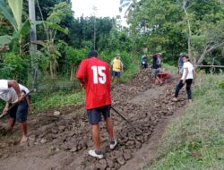 Kerap Tergenang Air dan Licin, Warga Appasarenganjae Gotong Royong Perbaiki Jalan Berlubang