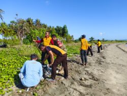Sambut HUT Bhayangkara ke-80, Polsek Arungkeke Bersihkan Sampah di Pantai Dusun Petang