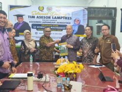 Asesor LAM PTKes Menyerahkan Berita Acara kepada Kaprodi M.Kes