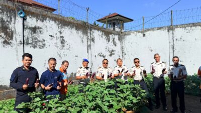 Kalapas Narkotika Sungguminasa Panen Terong Bersama WBP,  Bentuk Konsistensi Dukung Ketahanan Pangan Nasional