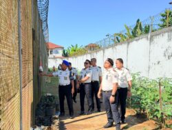 Perkuat Deteksi Dini Gangguan Kamtib, Kalapas Gunawan Kontrol Keliling Area Brandgang Lapas Narkotika Sungguminasa