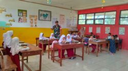 Babinsa Koramil Bontonompo Kawal Pembagian Makan Bergizi Gratis di SD Inpres 114 Alerang