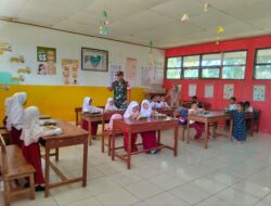 Babinsa Koramil Bontonompo Kawal Pembagian Makan Bergizi Gratis di SD Inpres 114 Alerang