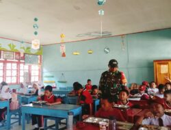 Perkuat Sinergitas TNI dan Sekolah, Babinsa Tompobulu Dampingi Penyaluran MBG di SD Center Malakaji