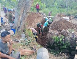 Kebersamaan TNI dan Masyarakat Desa Cikoro