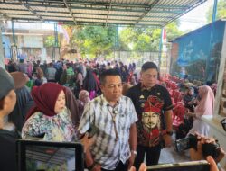 Owner Istana Mapala Bagikan Ratusan Sembako Kepada Warga Kurang Mampu