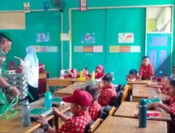 Babinsa Koramil 1409-03/Bontomarannu Pantau Penyaluran Makan Bergizi Gratis di SD Inpres Japing Pattallassang