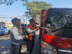Sambut HUT RI ke-81, Kadishub Gowa Muh Agus Harahap Pimpin Pembagian Bendera Merah Putih di Jalan Poros Malino
