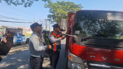 Sambut HUT RI ke-81, Kadishub Gowa Muh Agus Harahap Pimpin Pembagian Bendera Merah Putih di Jalan Poros Malino