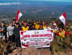 Sambut HUT RI Ke-81, Personil Polres Jeneponto Bersama KPA Gelar Pengibaran Bendera di Puncak Bulu Bialo