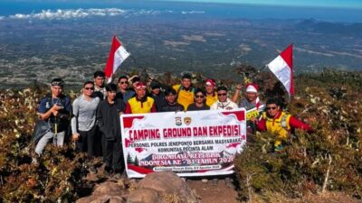 Sambut HUT RI Ke-81, Personil Polres Jeneponto Bersama KPA Gelar Pengibaran Bendera di Puncak Bulu Bialo