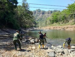 Bahu-Membahu TNI dan Warga Buakkang Percepat Pembangunan Jembatan Perintis di Gowa
