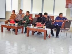Babinsa Romangloe Hadiri Forum Konsultasi Publik : Transparansi Standar Pelayanan di SMP 24 Gowa