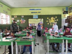Kawal Gizi Generasi Emas, Babinsa Koramil Pallangga Dampingi Pembagian MBG di Desa Bontoala