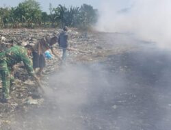 Babinsa dan Warga Padamkan Kebakaran di TPA Bajeng