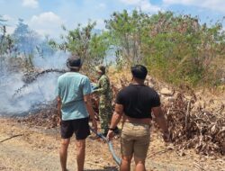Kolaborasi Babinsa, Damkar, dan Warga Padamkan Kebakaran Lahan di Desa Romangloe