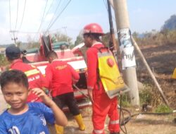 Petugas Gabungan Jinakkan Api di Desa Tana Karaeng