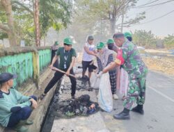 Kerja Bakti Bersama Warga Kelurahan Mawang, Babinsa Hadir di Tengah Masyarakat