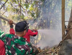 Babinsa dan warga Manggala Agni Padamkan Kebakaran Lahan di Gowa