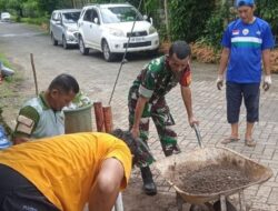 Warga Kompleks Villa Samata Gowa bersama Babinsa Gelar Karya Bakti Bersihkan Drainase