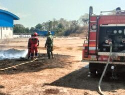 Babinsa dan Damkar Jinakkan Api yang Hanguskan Lahan Warga di Gowa